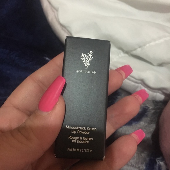 YOUNIQUE | Crush Lip Powder - Picture 3 of 5